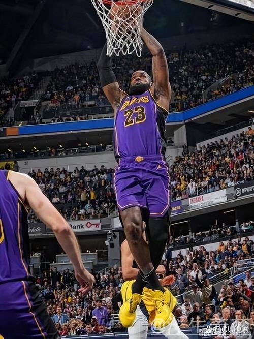 湖人对阵灰熊:詹姆斯3月30日常规赛精华瞬间 湖人对阵灰熊:詹姆斯3月30日常规赛精华瞬间