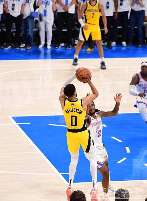 哈利伯顿急停三分命中展现假传真投技艺